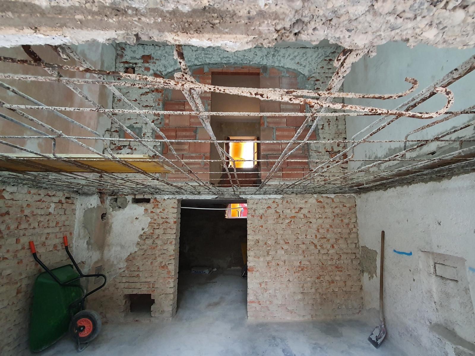 Verstärkung von Holzbalkendecke und Dachtragwerk mit Holzbeilaschungen und Stahlträgern