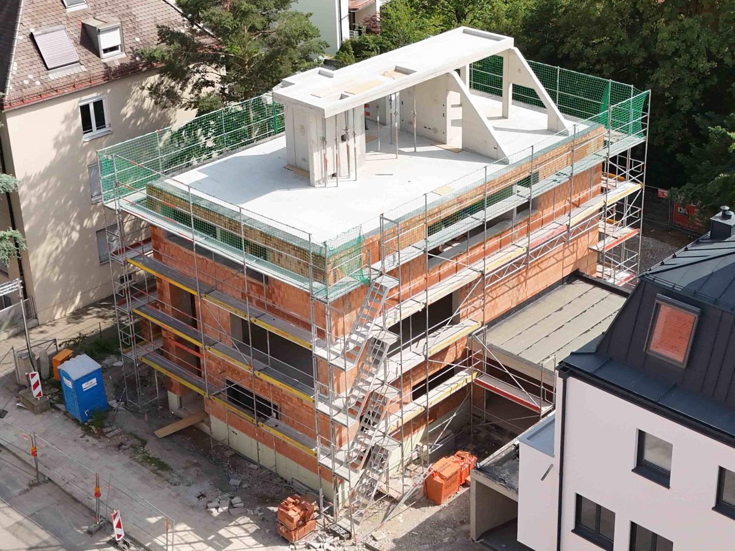 Wandartige Stahlbetonträger im ersten Obergeschoss für große Stützweiten